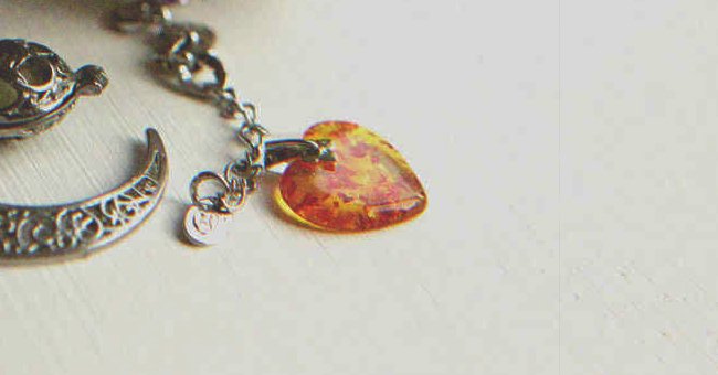 Un collar con una piedra preciosa. | Foto: Shutterstock