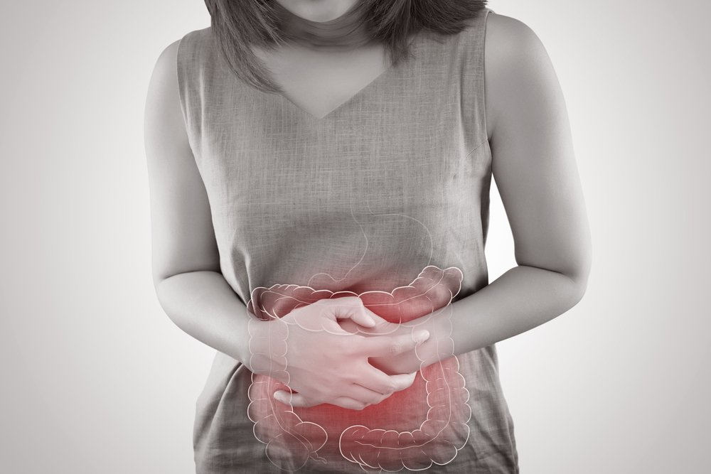 Mujer con problemas intestinales. || Fuente: Shutterstock