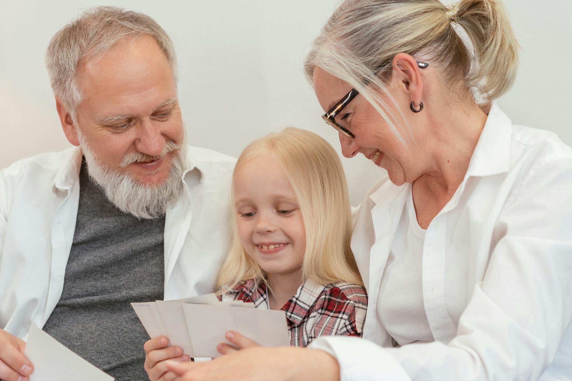 Una niña con sus abuelos | Fuente: Pexels