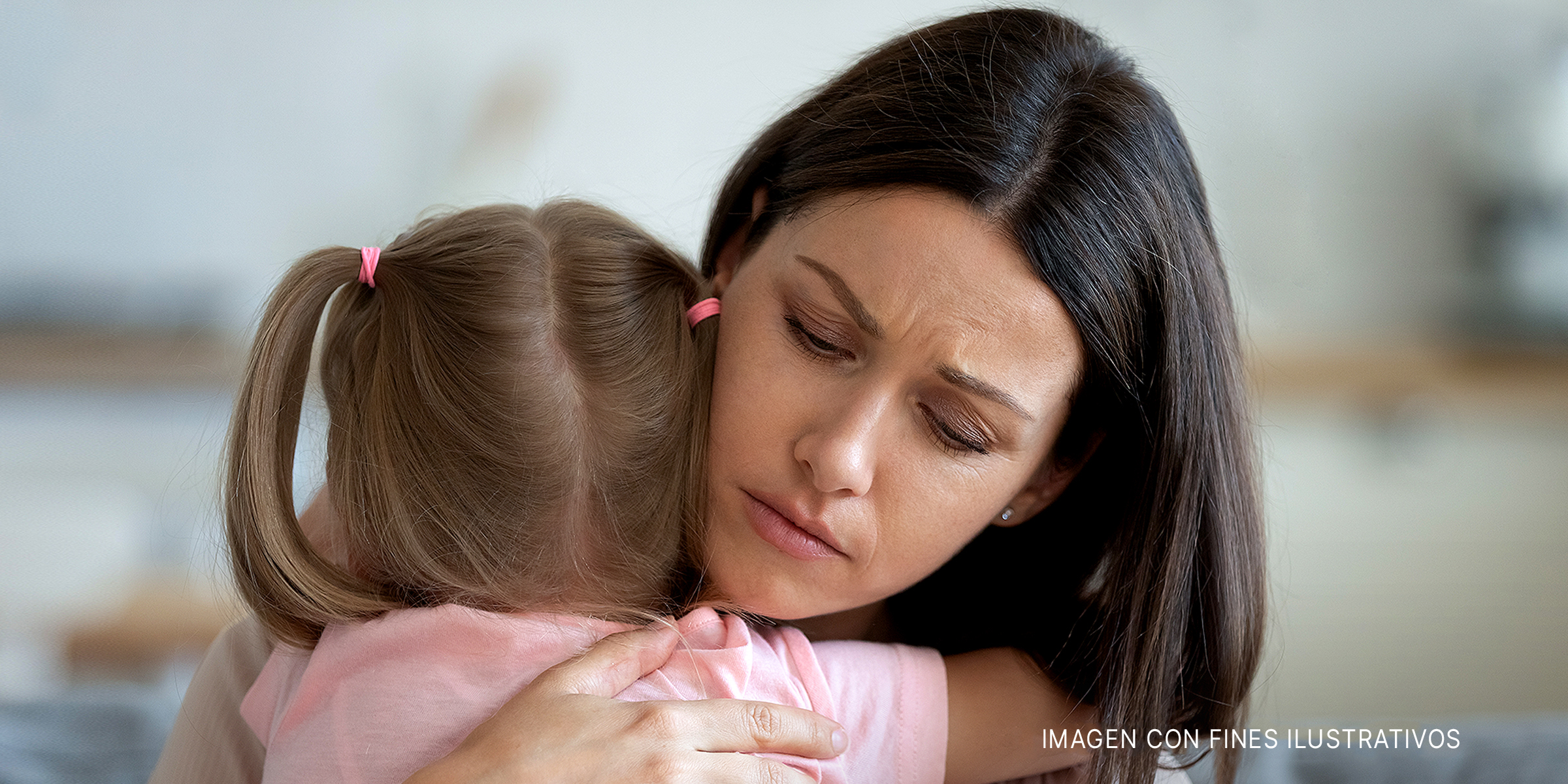 Una madre abrazando a su hija. | Foto: Shutterstock