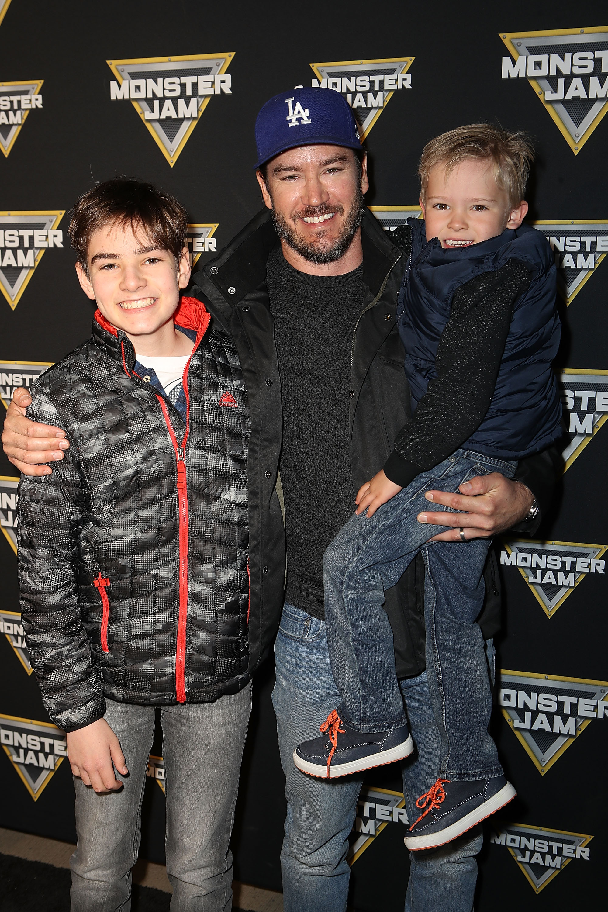 Mark-Paul Gosselaar y sus hijos Michael y Dekker llegan al Monster Jam Celebrity Event el 24 de febrero de 2018 | Fuente: Getty Images