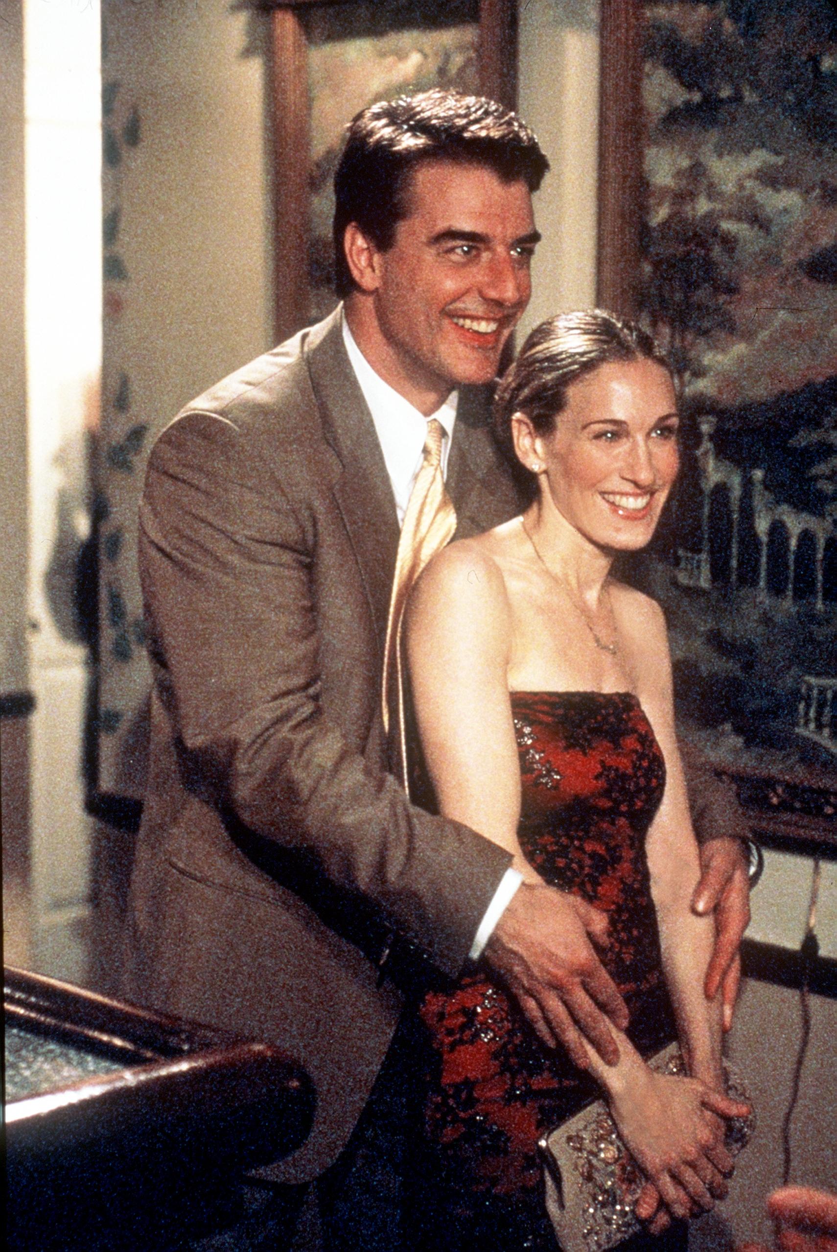 Chris Noth y Sarah Jessica Parker en el rodaje de "Sex and the City", 1999 | Fuente: Getty Images