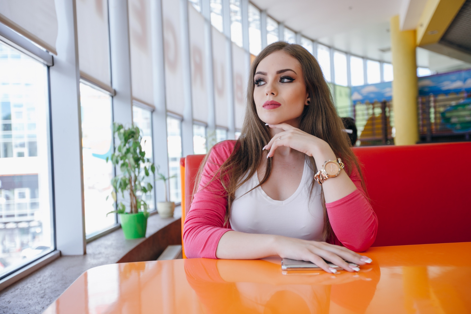 Una joven sentada en un restaurante | Fuente: Freepik