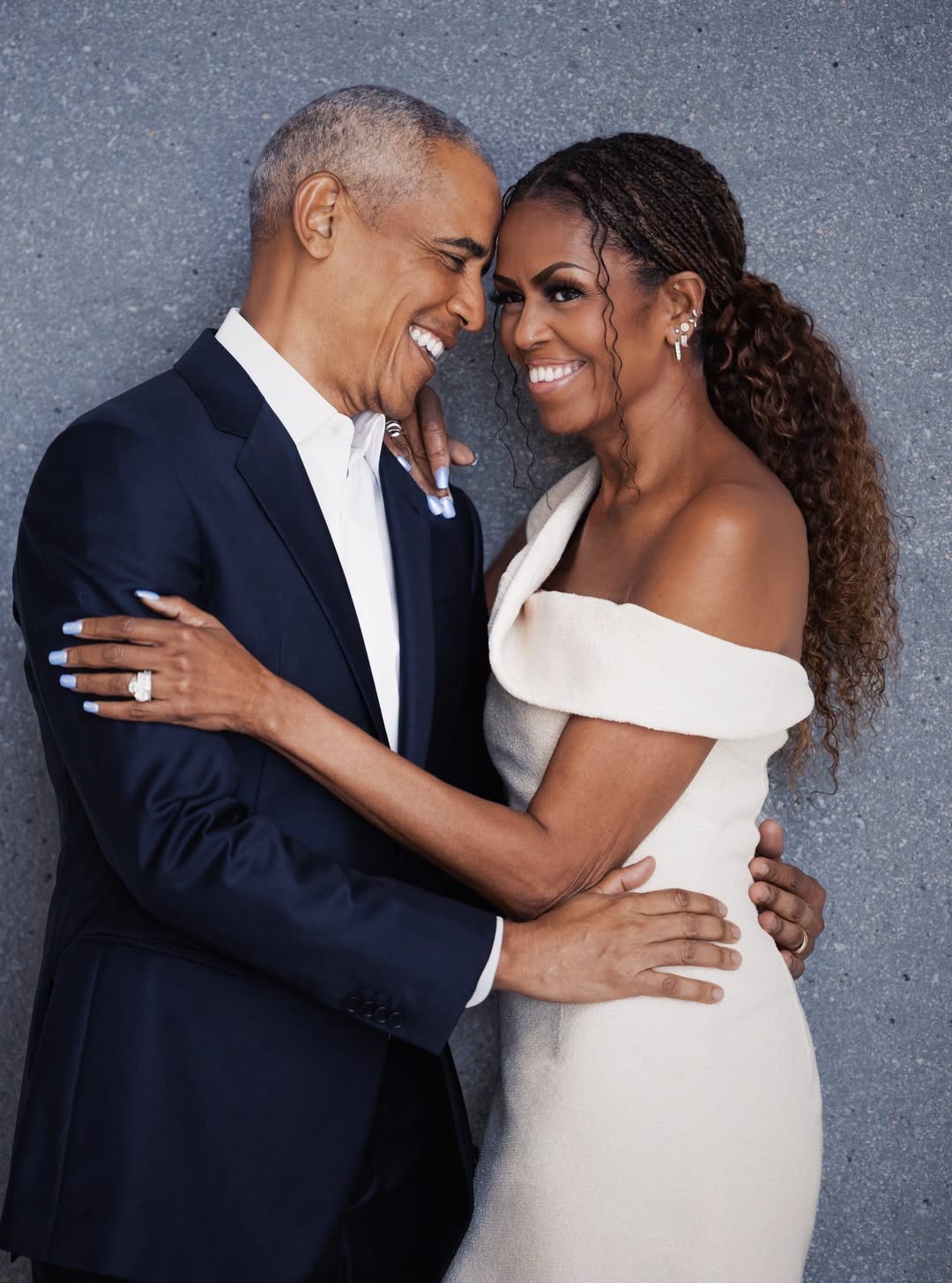 Barack compartió este retrato con Michelle como parte de su publicación por su 34.º aniversario, y eligió una foto íntima y cariñosa de los dos juntos. | Fuente: Facebook/Barack Obama
