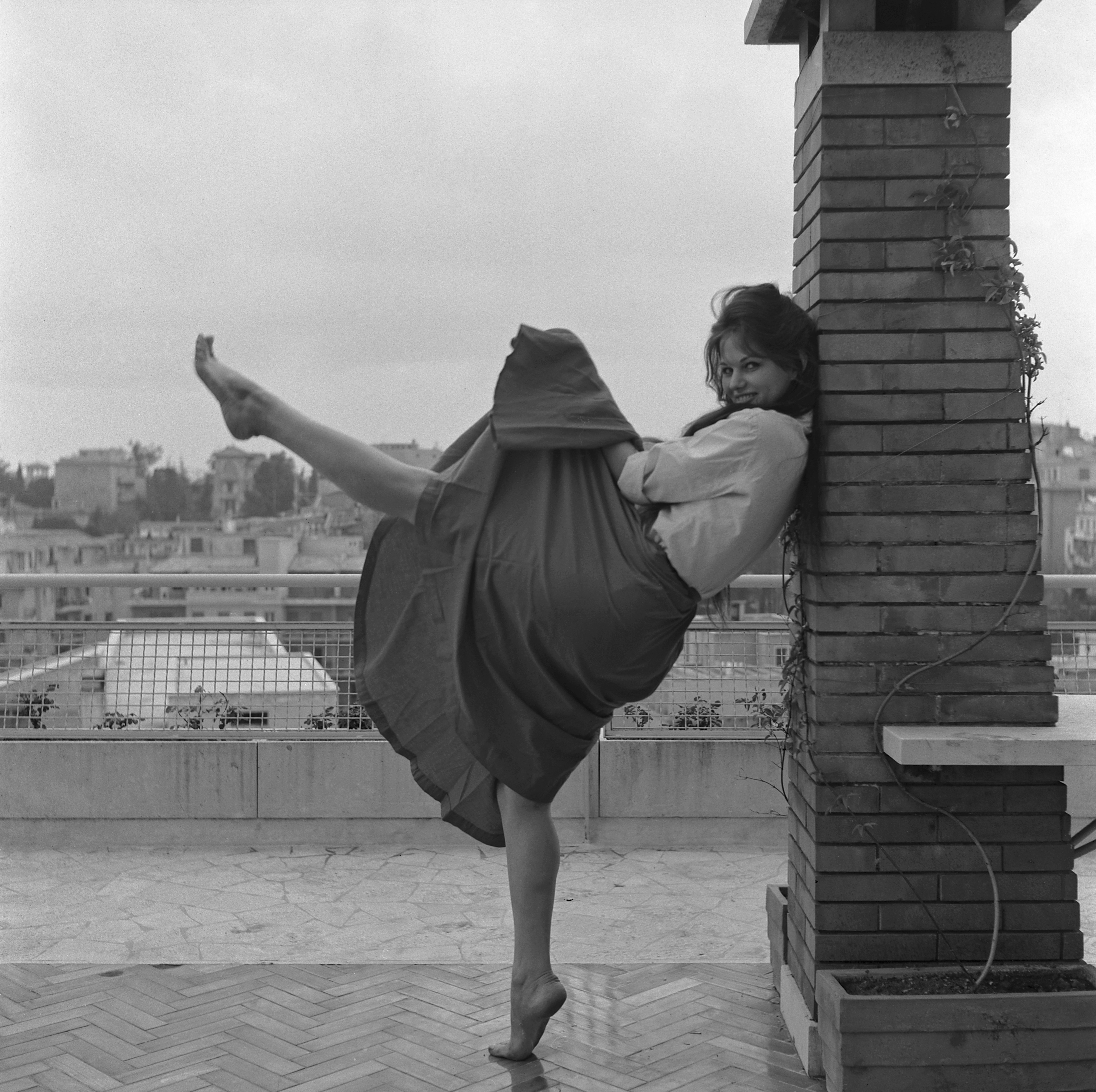 Claudia Cardinale fotografiada bailando en una terraza el 1 de enero de 1959 en Roma, Italia. | Fuente: Getty Images