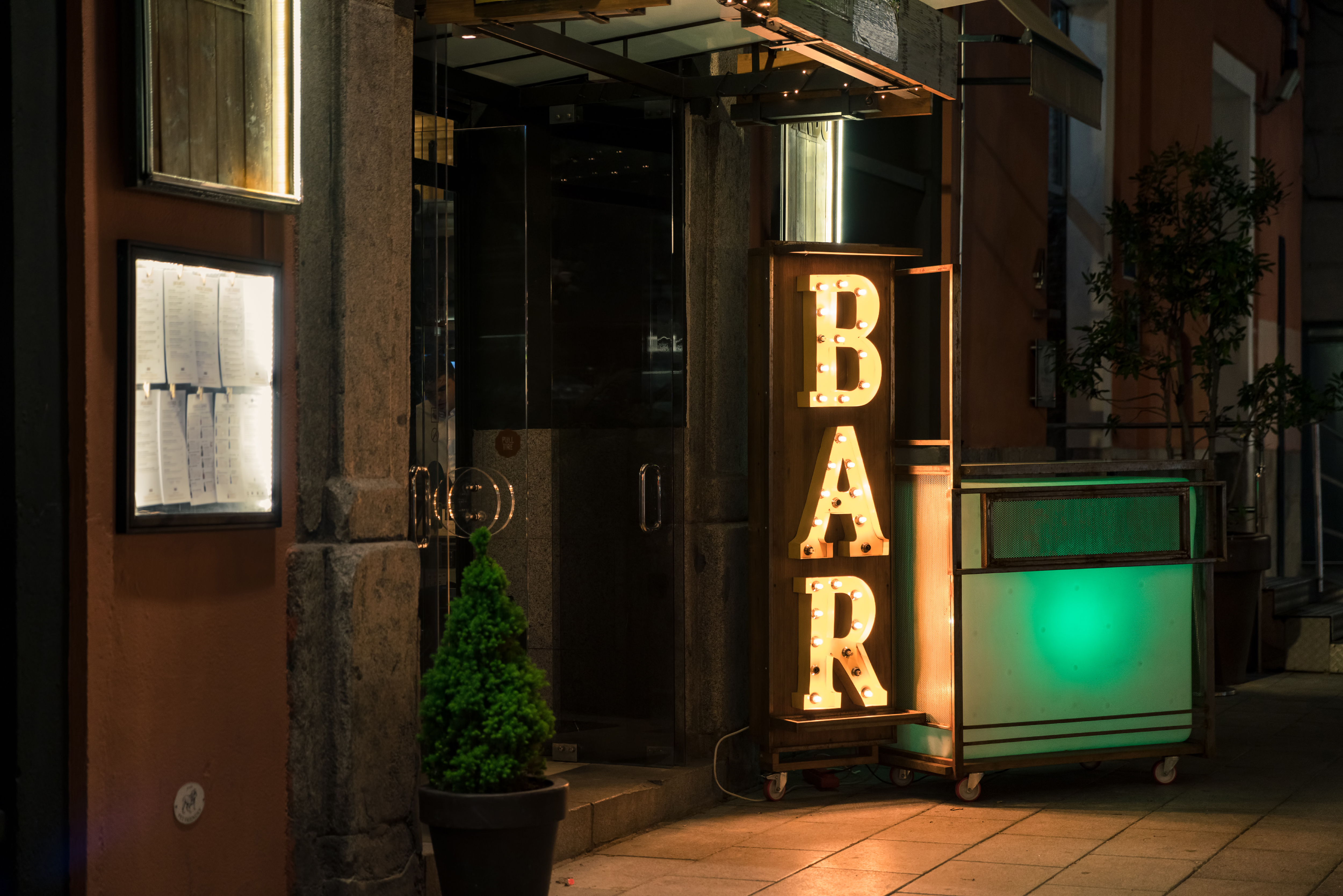 Letrero de Luz Eléctrica de Bar desde el Exterior. | Fuente: Shutterstock