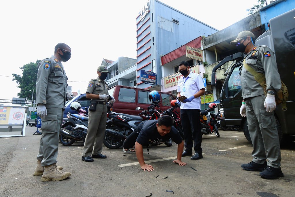 Ciudadano cumple sentencia de hacer flexiones por no usar una máscara. Abril, 2020, Bogor, Indonesia. | Foto: Getty Images