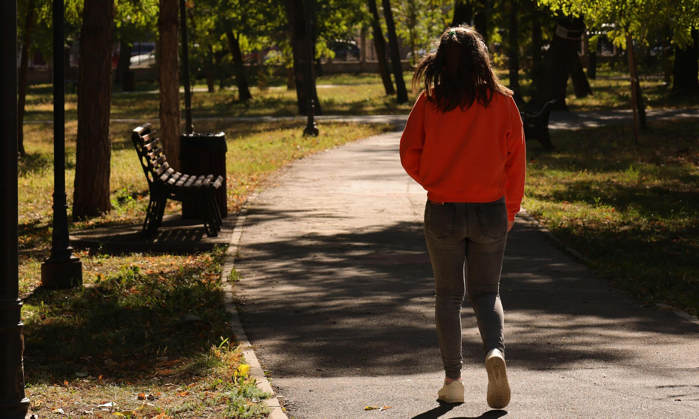 Una mujer caminando en un parque | Fuente: Pexels