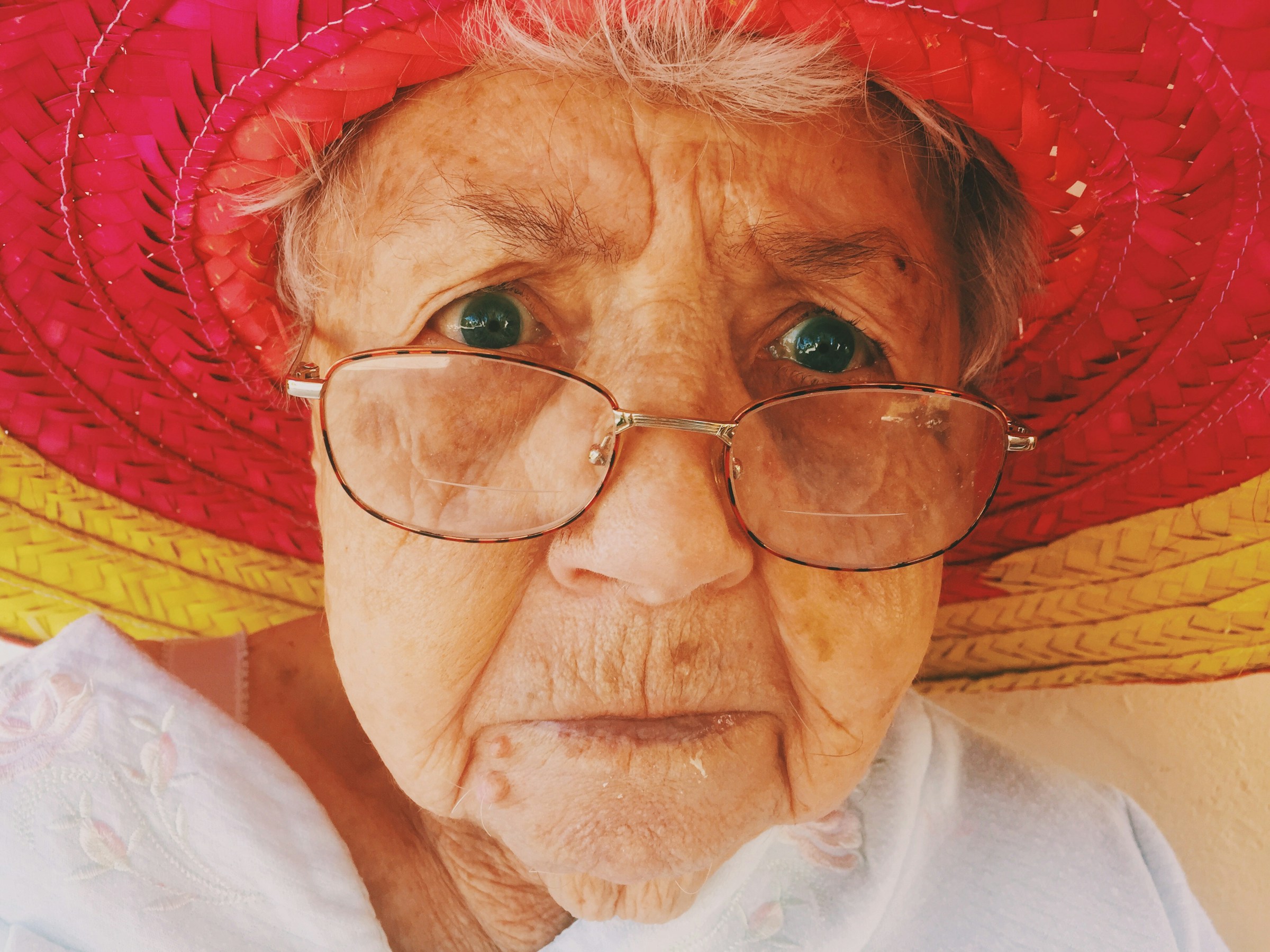 Una anciana con aspecto indiferente | Fuente: Unsplash