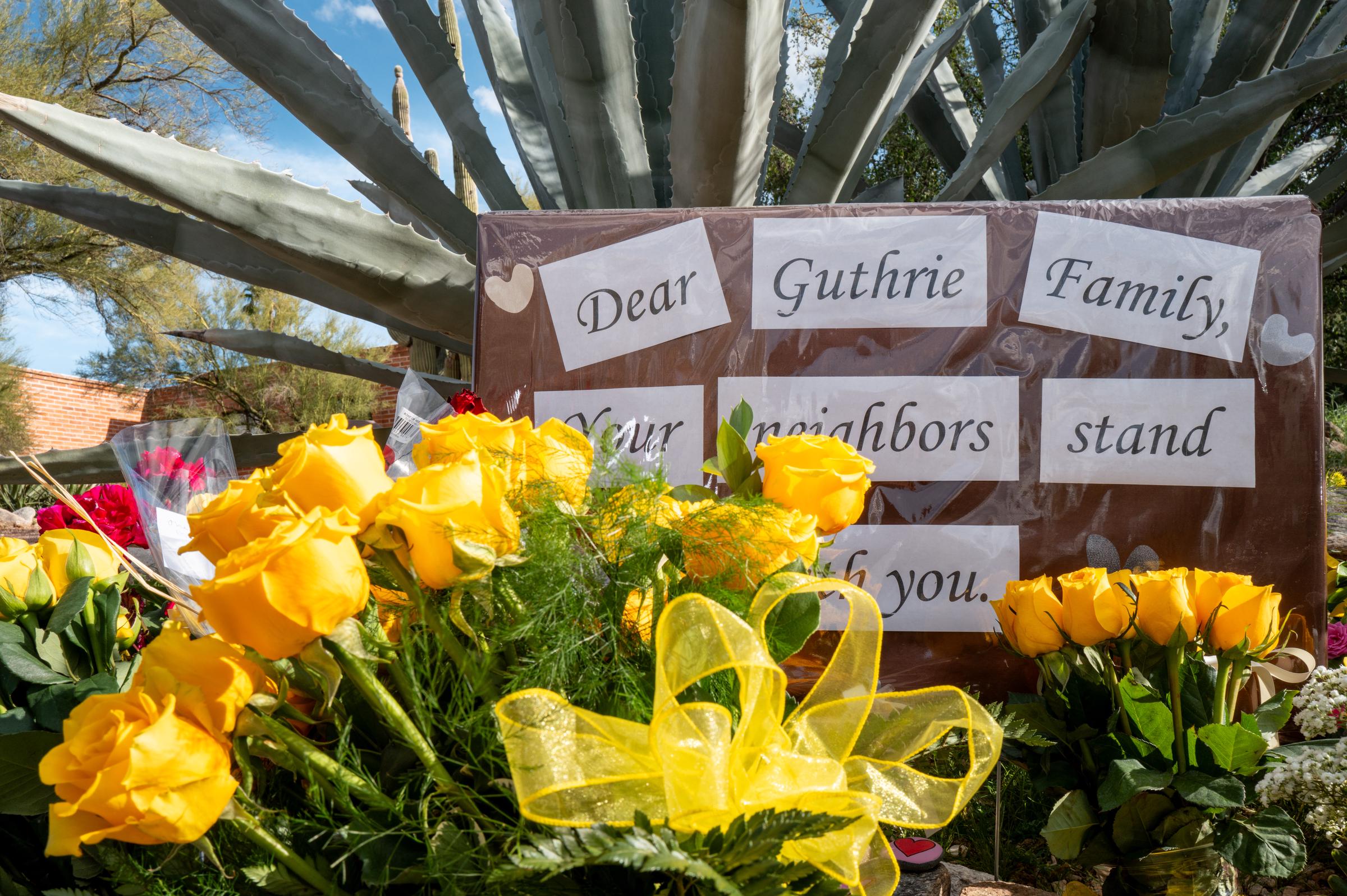 Un monumento improvisado marca la entrada a la residencia de Nancy Guthrie el 11 de febrero de 2026 | Fuente: Getty Images