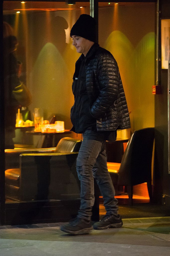 John Cusack fue visto fumando cigarros en un bar de degustación de cigarros en Soho, Londres. | Foto: Getty Images