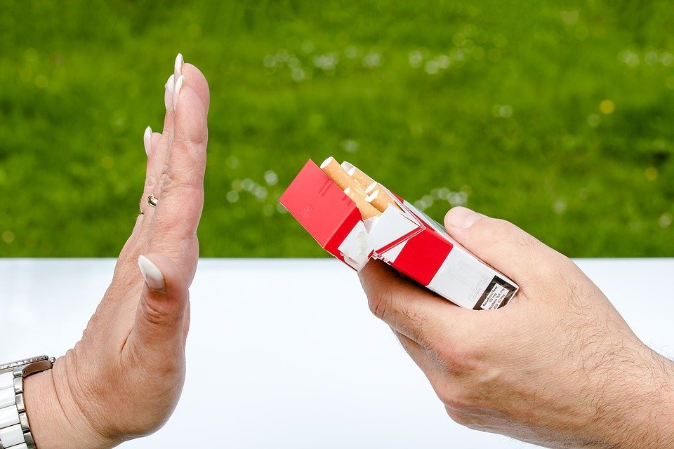 Persona rechazando cigarrillos / Imagen tomada de: Pixabay