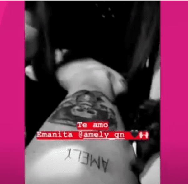 Tatuaje que Amely le hizo con su nombre en la pierna a Christian Nodal. | Foto: YouTube/Suelta la Sopa.