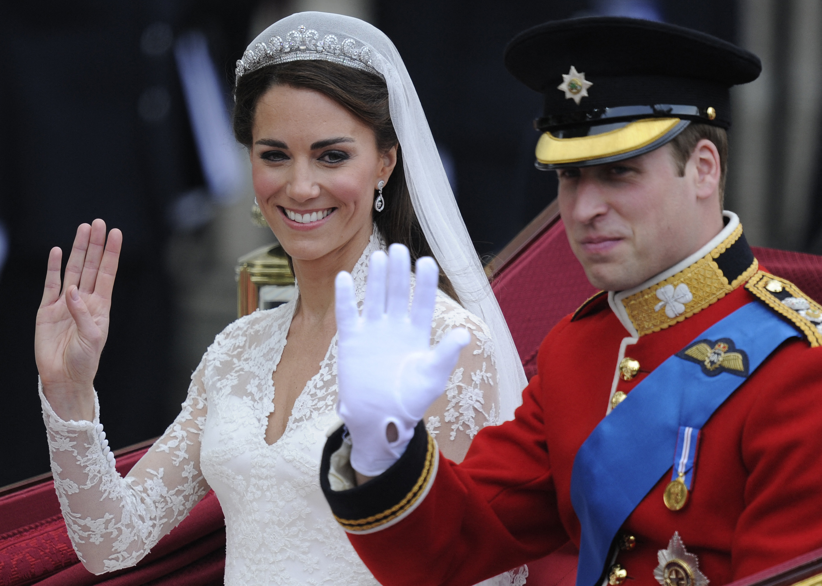 Catherine, duquesa de Cambridge, y el príncipe William recorren la Ruta Procesional hacia el Palacio de Buckingham, en Londres, el 29 de abril de 2011 | Fuente: Getty Images