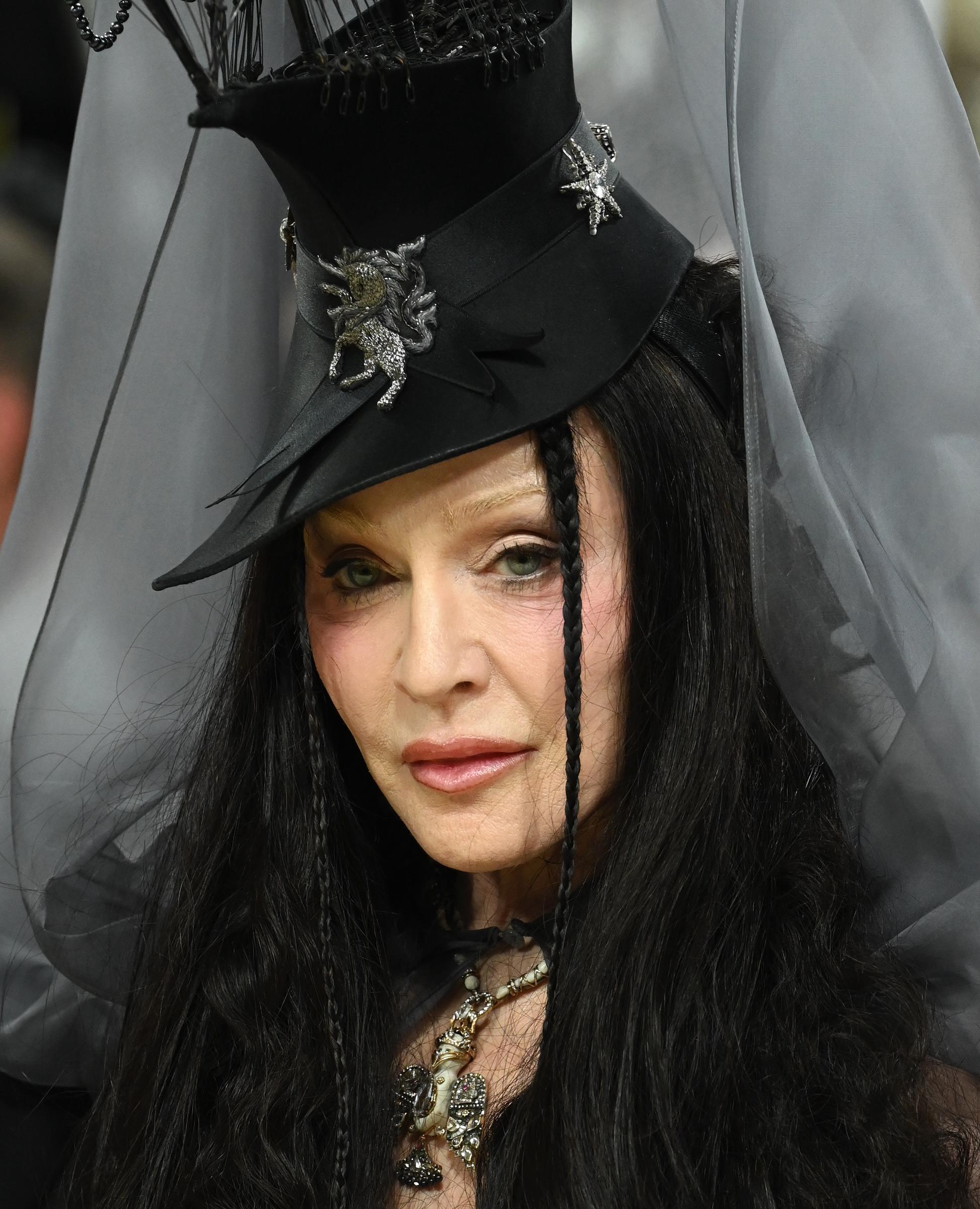 Madonna es fotografiada en 2026. En 2025, una fuente le dijo a Page Six que la cantante quería adoptar una apariencia más natural y "verse menos esculpida", aunque Madonna no ha confirmado públicamente haber realizado ningún cambio específico en sus rellenos faciales. | Fuente: Getty Images