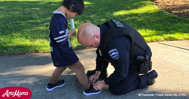 Policía le compra a un niño un par de zapatos nuevos tras verlo con solo calcetines ensangrentados y sucios