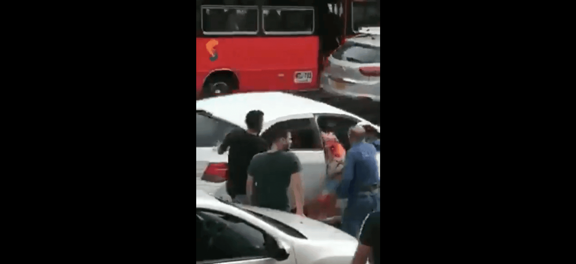 El hombre arrancó el auto sin importarle su seguridad. Fuente: Twitter/anonymus_sin