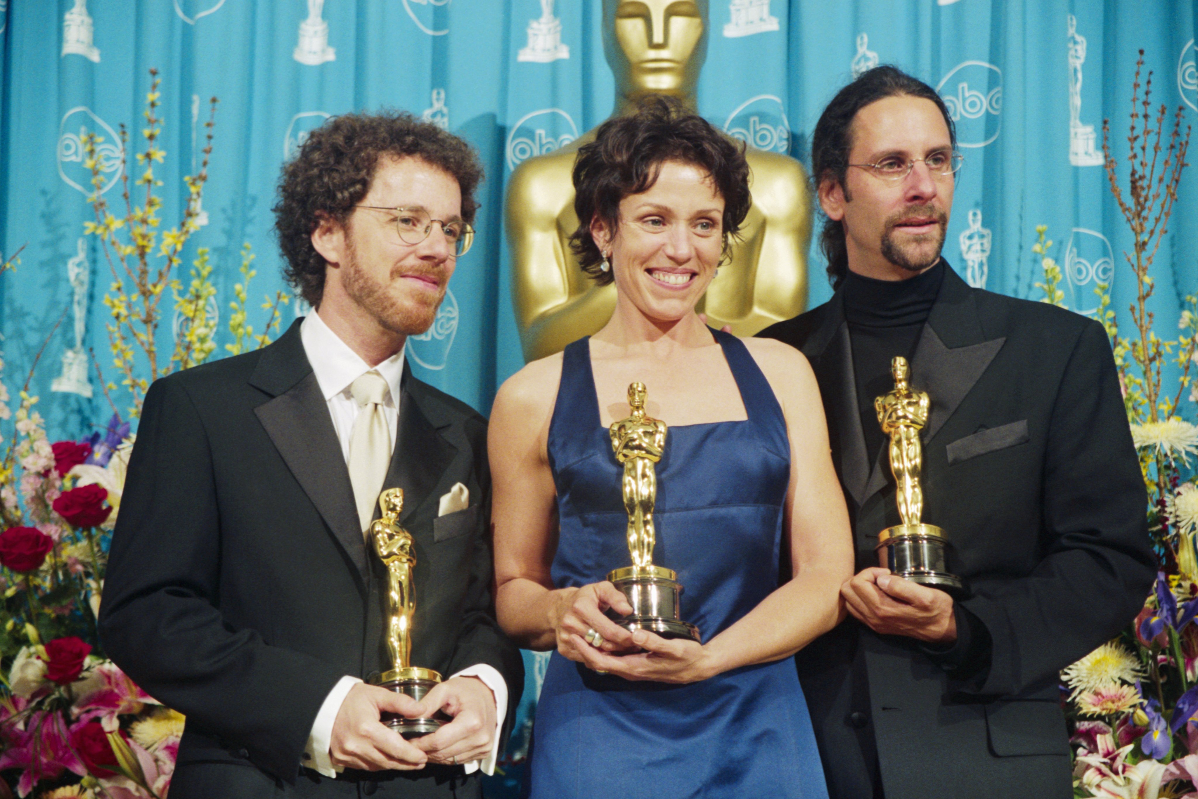 Ethan Coen, Frances McDormand y Joel Coen en Premios Oscar de 1997 en California. | Foto: Getty Images