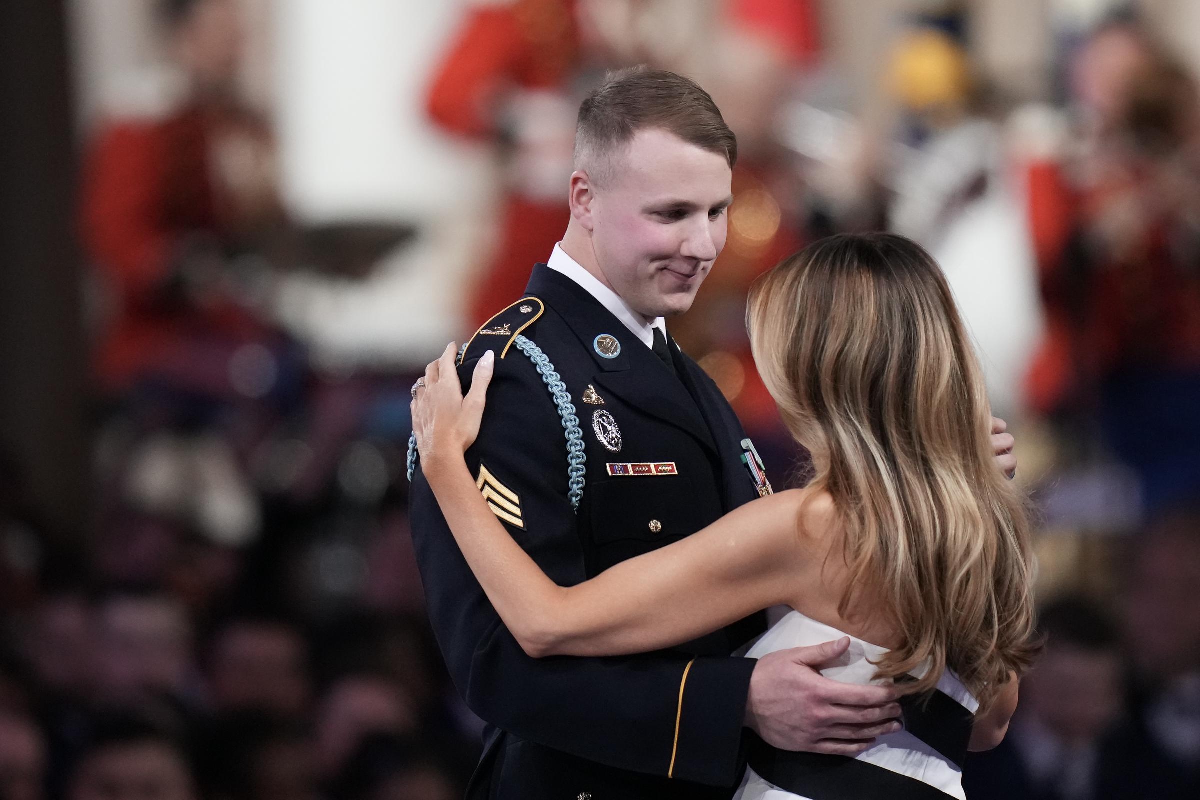 La Primera Dama Melania Trump disfruta de un vals con el sargento del ejército estadounidense Henry Waller el 20 de enero de 2025 | Fuente: Getty Images