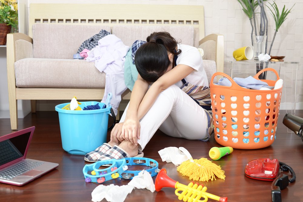 Mujer agotada por las tareas del hogar. | Foto: Shutterstock