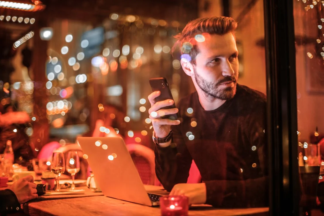 Un hombre en una cafetería | Fuente: Pexels