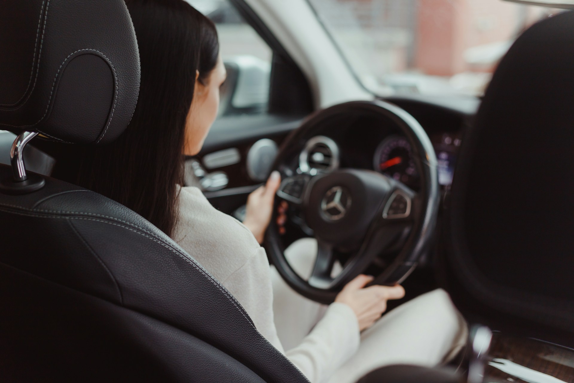 Una mujer sentada en su automóvil | Fuente: Unsplash