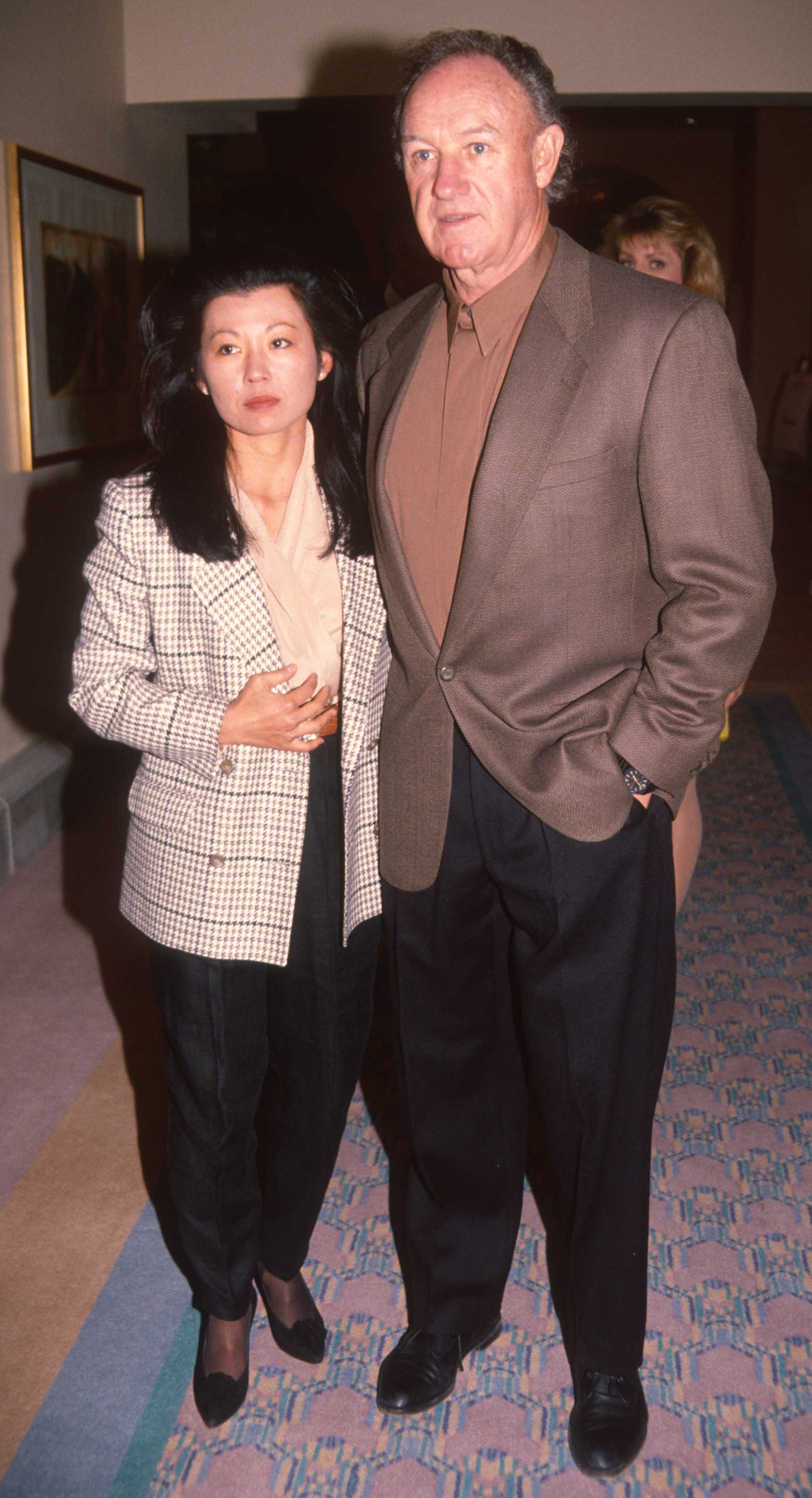 Betsy Arakawa y el actor Gene Hackman asisten al Mission Hills Celebrity Sports Invitational, Rancho Mirage, California, el 29 de noviembre de 1991 | Fuente: Getty Images