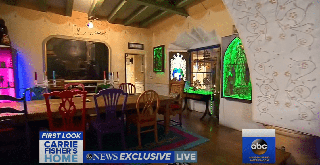 El interior de la singular casa de Carrie Fisher. | Fuente: youtube.com/Good Morning America