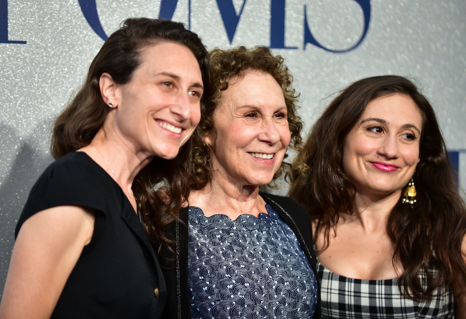 Lucy DeVito, Rhea Perlman y Grace DeVito en el estreno de "Poms" el 1 de mayo de 2019, en Los Ángeles, California | Fuente: Getty Images