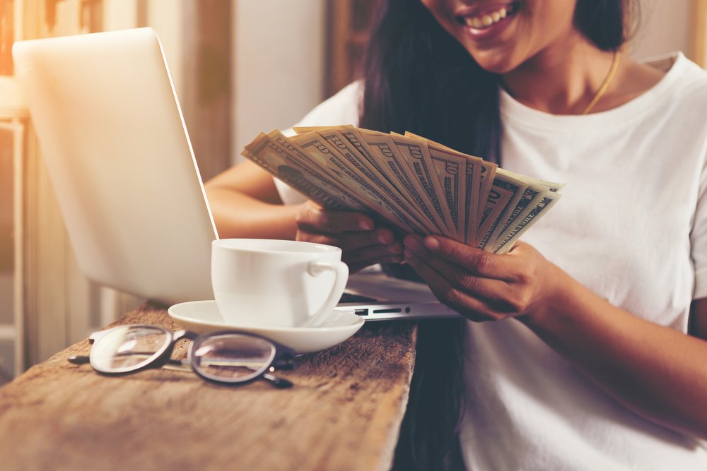 Mujer contando dinero. | Foto: Shutterstock