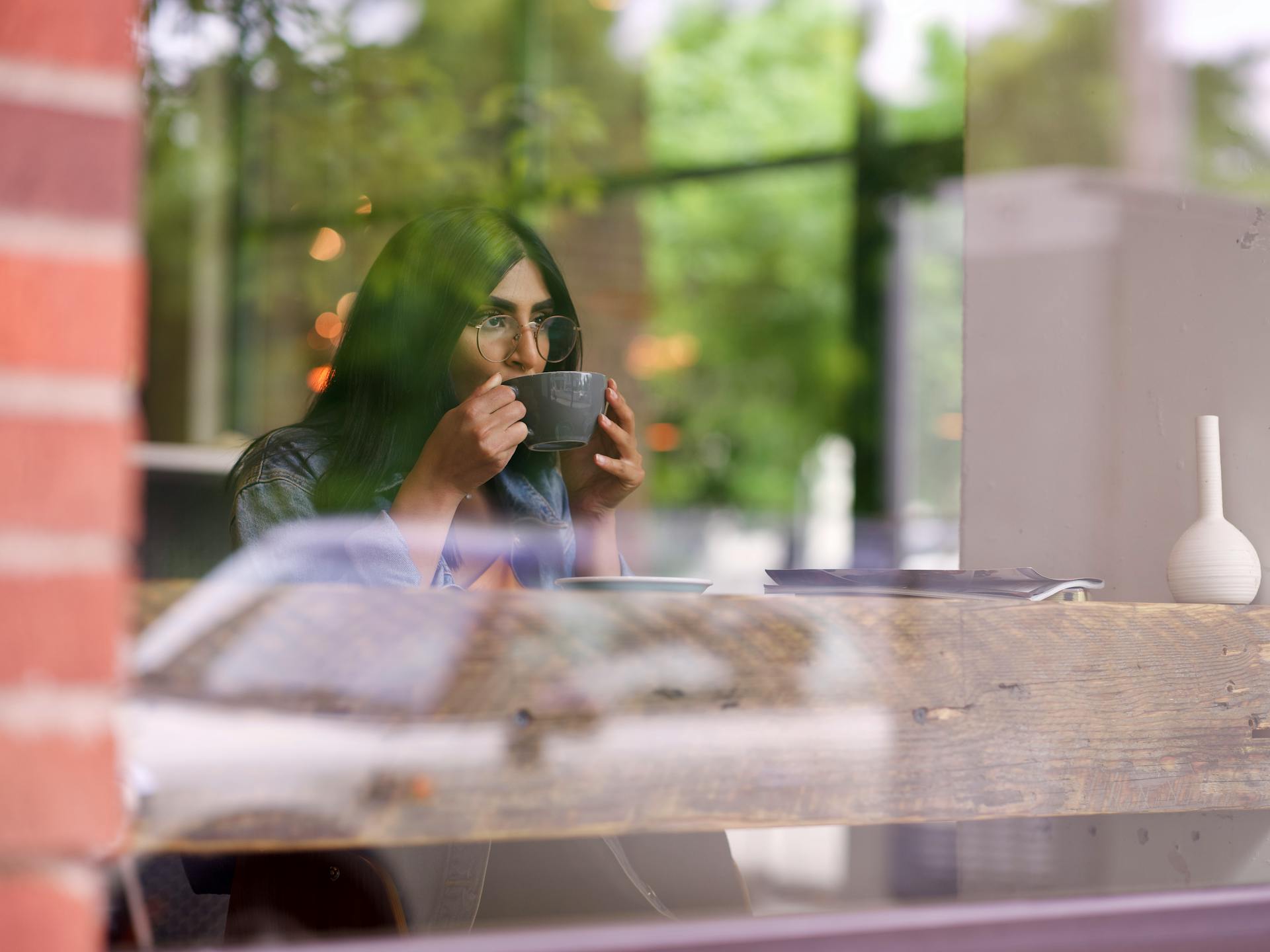 Una mujer bebiendo de una taza | Fuente: Pexels