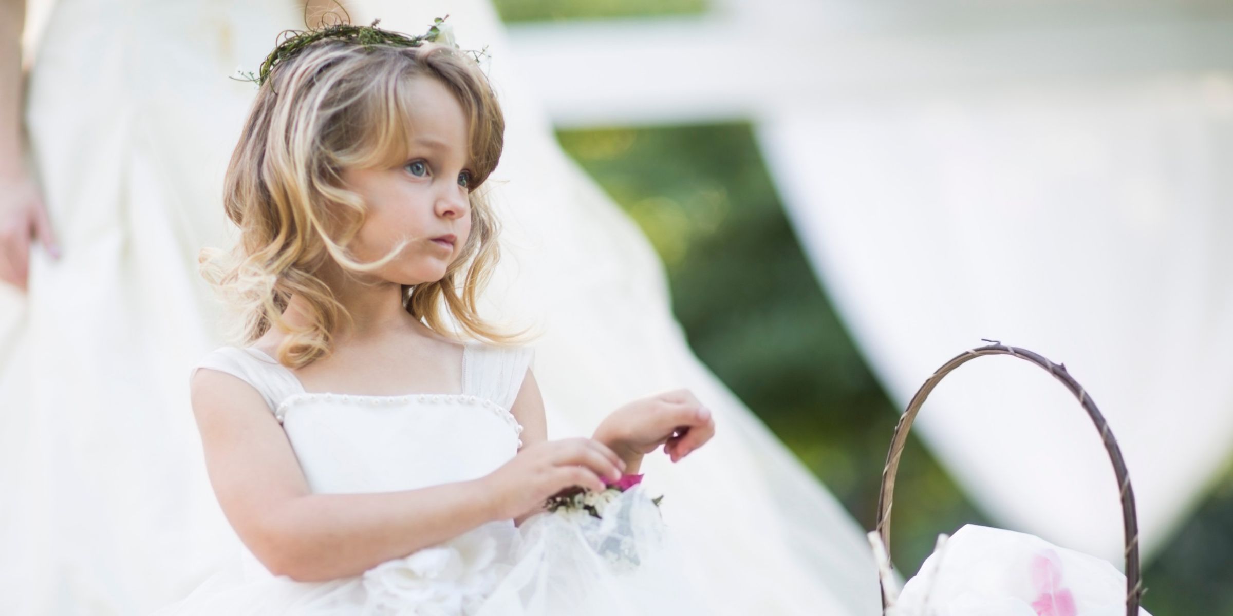 Una bambina che porta i fiori a un matrimonio | Fonte: Getty Images