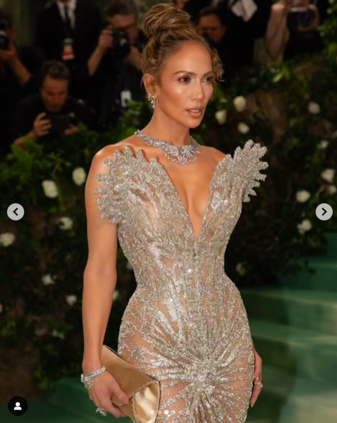 Jennifer Lopez posando para una foto en la Met Gala, publicada el 7 de mayo de 2024 | Foto: Instagram/jlo