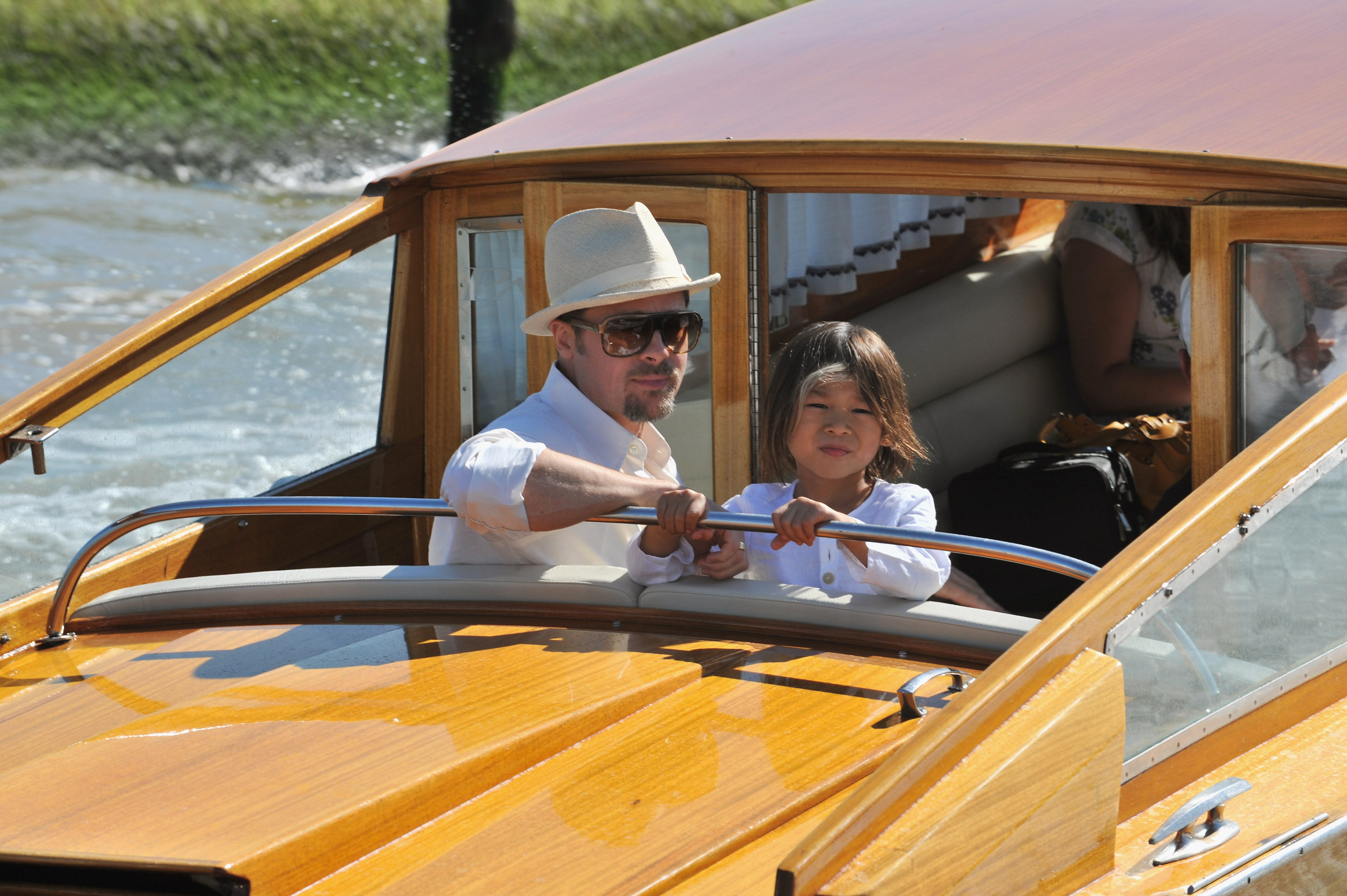 Brad Pitt y Pax Jolie-Pitt suben a un barco en el aeropuerto Marco Polo de Venecia el 26 de agosto de 2008 | Fuente: Getty Images