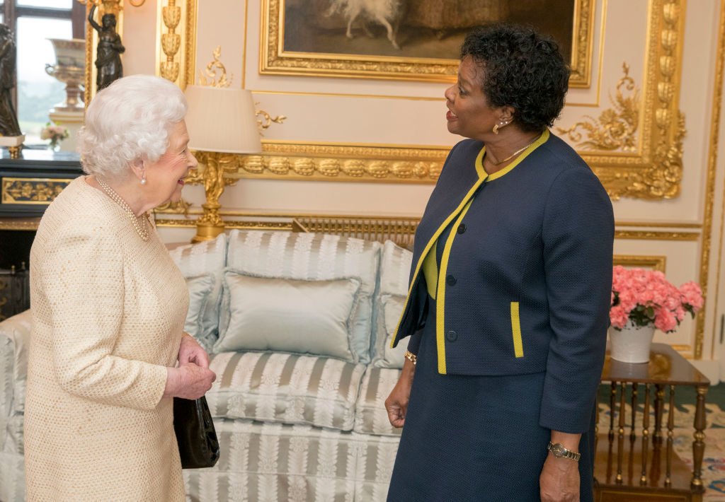 La reina Elizabeth II y la gobernadora general de Barbados, Sandra Mason, en el Palacio de Buckingham el 28 de marzo de 2018 en Londres, Inglaterra. | Foto: Getty Images