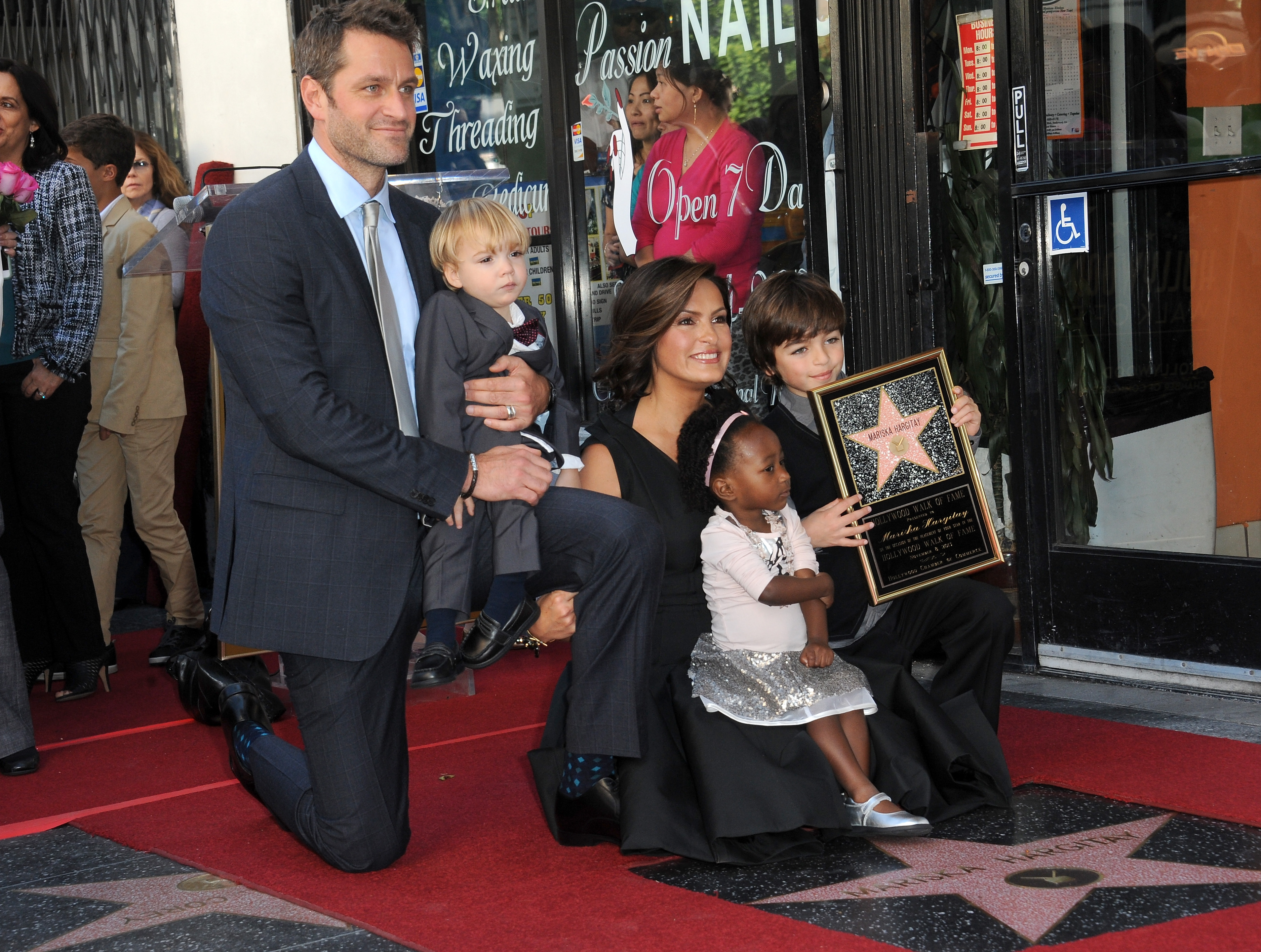 Peter Hermann, Mariska Hargitay, August, Amaya y Andrew en Hollywood, California, 2013. | Foto: Getty Images