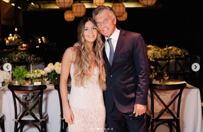 Mauricio Macri posa junto a Antonia Macri en una de las postales más sobrias de la velada, luciendo traje oscuro y corbata mientras su hija viste su diseño largo bordado. | Fuente: Instagram/mauriciomacri