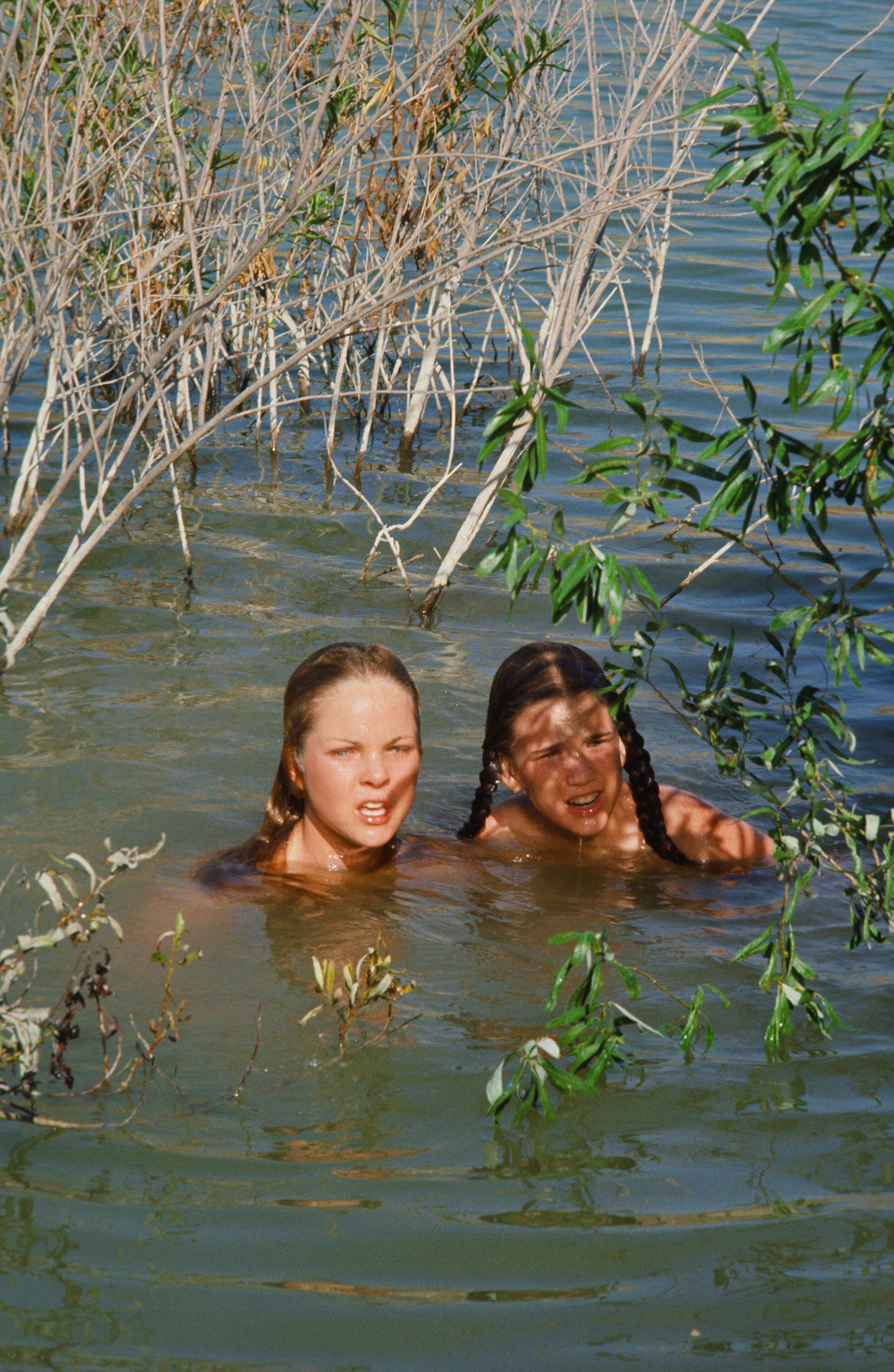 La joven actriz como Laura Elizabeth Ingalls Wilder con Melissa Sue Anderson como Mary Ingalls Kendall, en el plató de "Little House on the Prairie" en 1977 | Fuente: Getty Images