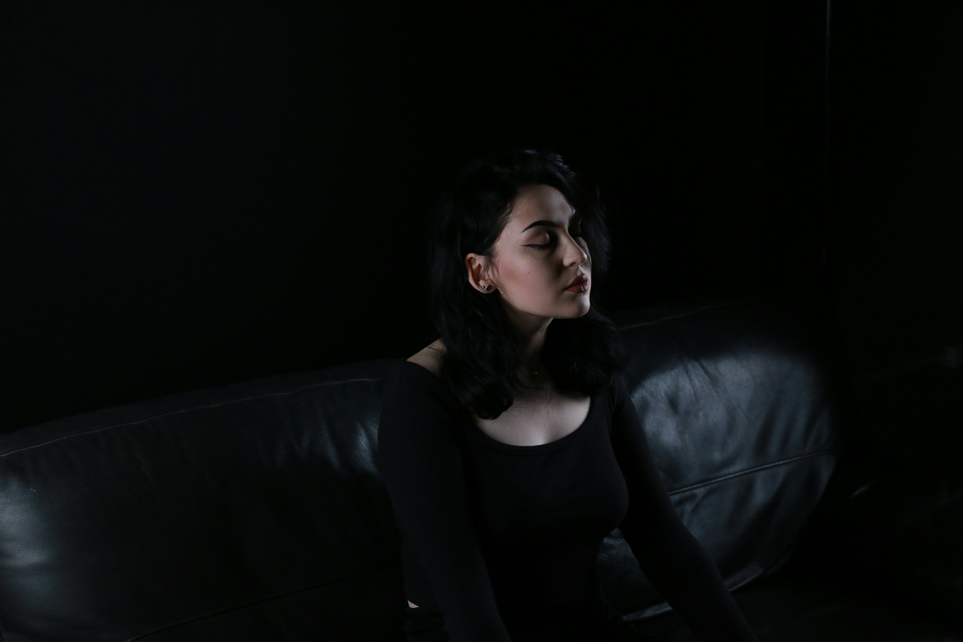 Una mujer sentada en un sofá | Fuente: Unsplash