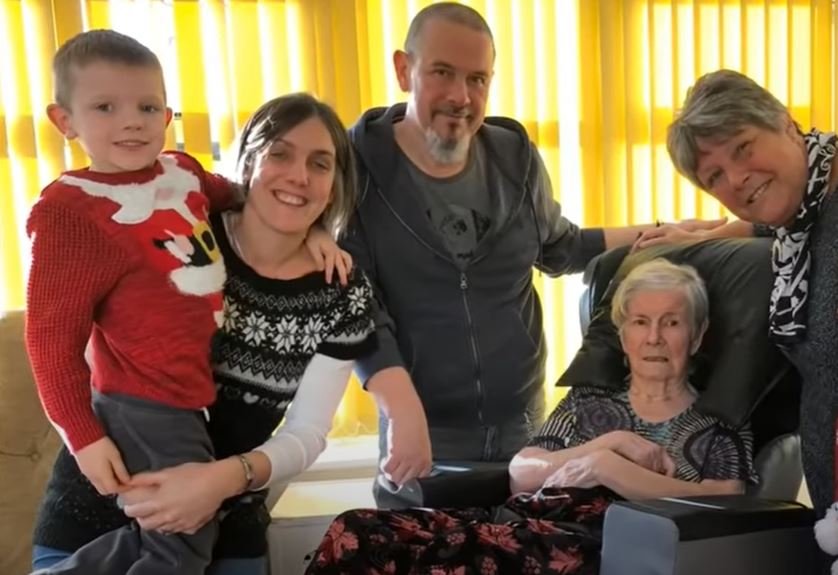 Peggy Grainger acompañada por su familia | Foto: Youtube/ITV News