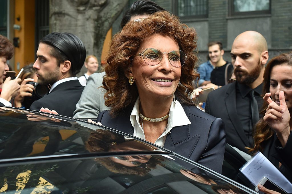 Sophia Loren llega al desfile de Giorgio Armani en Milán el 28 de septiembre de 2015 | Imagen: Getty Images