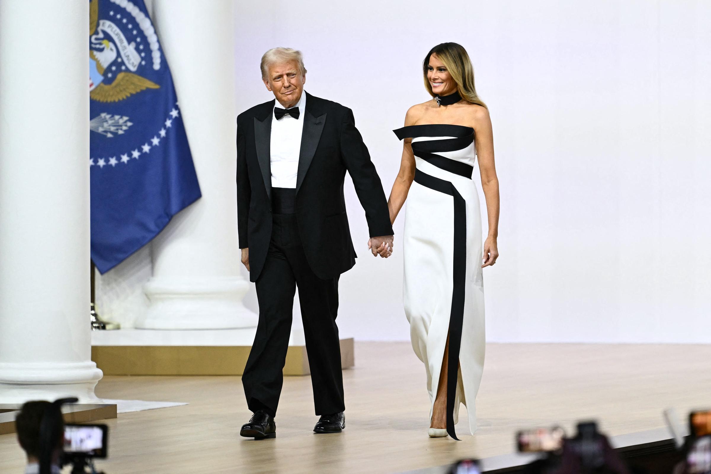 El presidente de EEUU, Donald Trump, y la primera dama, Melania Trump, llegan al baile inaugural del Comandante en Jefe | Fuente: Getty Images