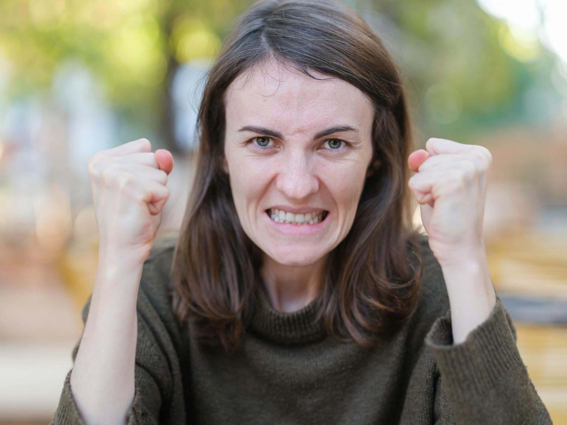 Una mujer molesta apretando los dientes | Fuente: Pexels