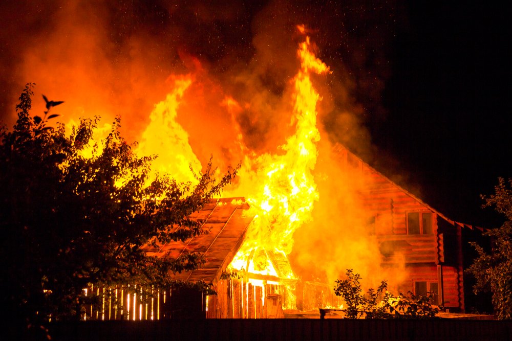 Casa en llamas durante la noche. | Foto: Shutterstock.