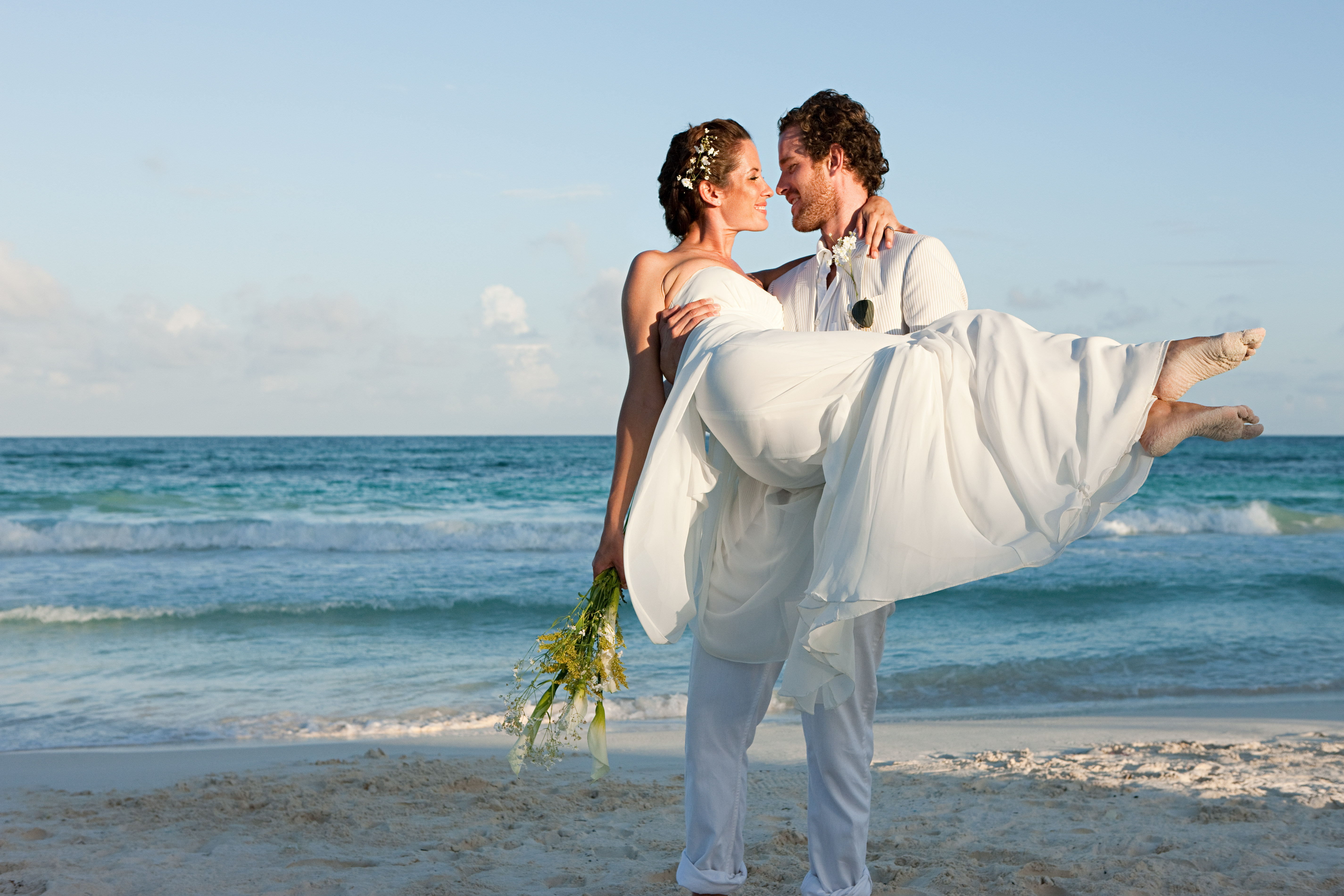 Recién casados en la playa | Foto: Getty Images