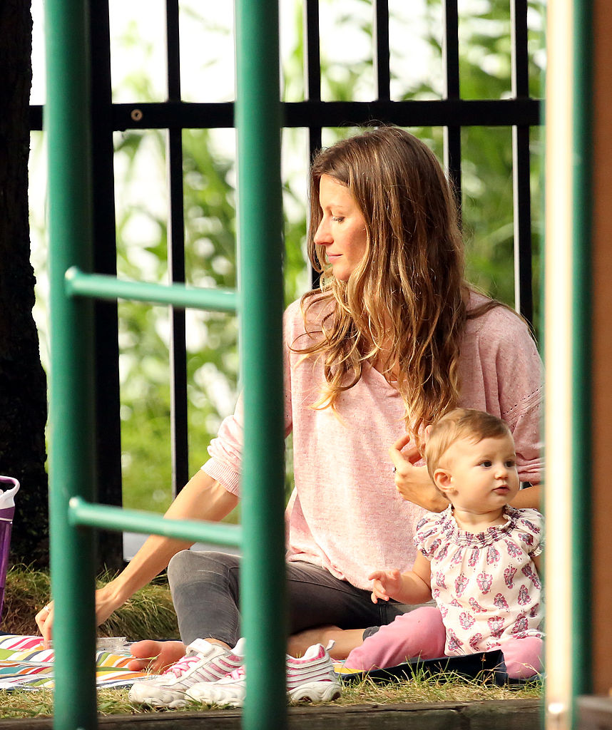 Gisele Bundchen llevó a sus hijos Benjamin Brady, Vivian Lake Brady y su hijastro Jack Moynihan al parque el 02 de septiembre de 2013 en Boston, Massachusetts. (Foto de Stickman/Bauer-Griffin/GC Images)