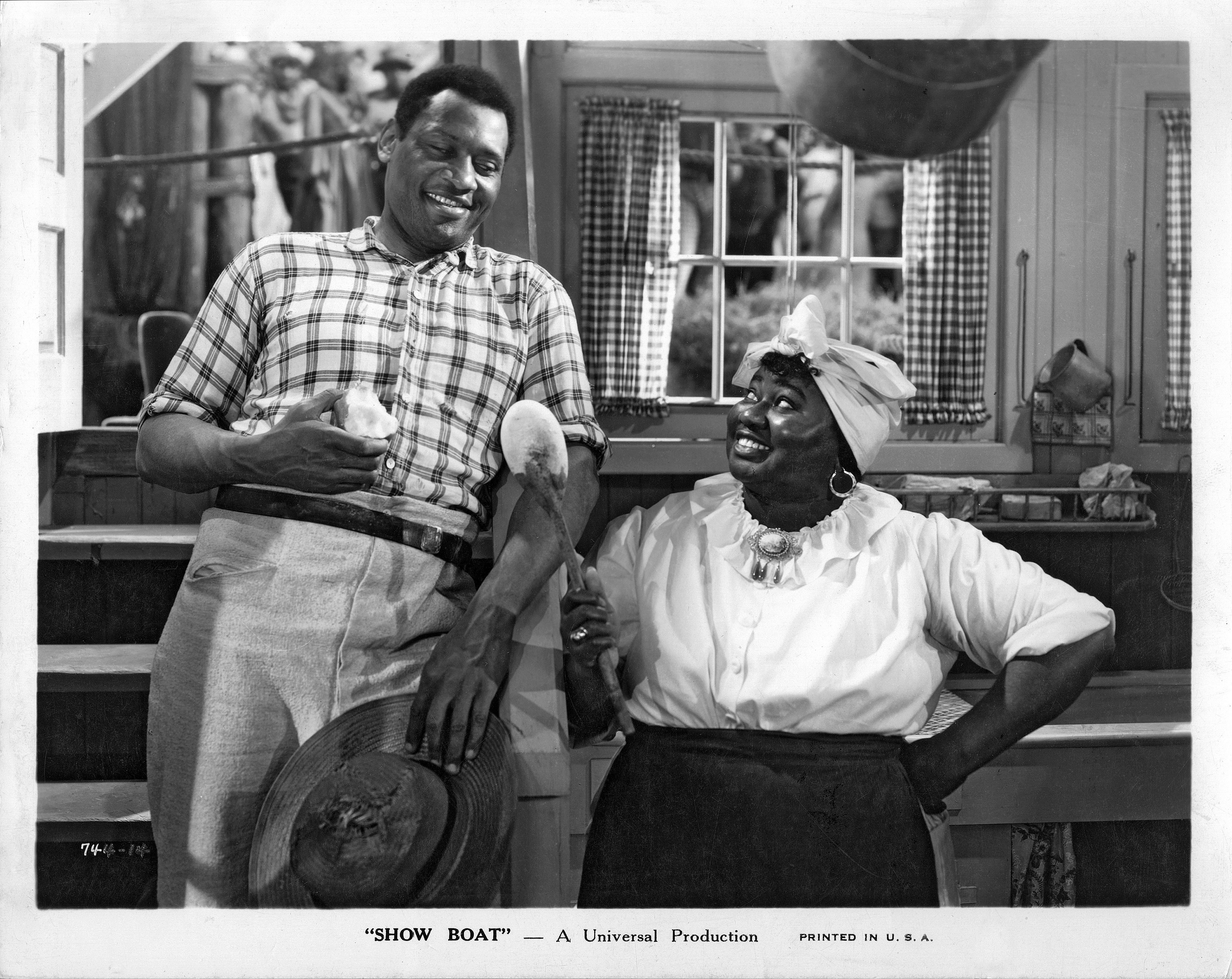 Hattie McDaniel con el actor Paul Robeson en el plató del musical "Show Boat". | Foto: Getty Images