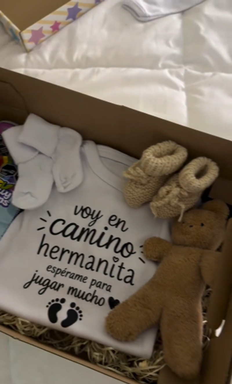 Tamara Báez revelando a su hija Jamaica que se va a convertir en hermana mayor | Fuente: Instagram/tamiiibaez123