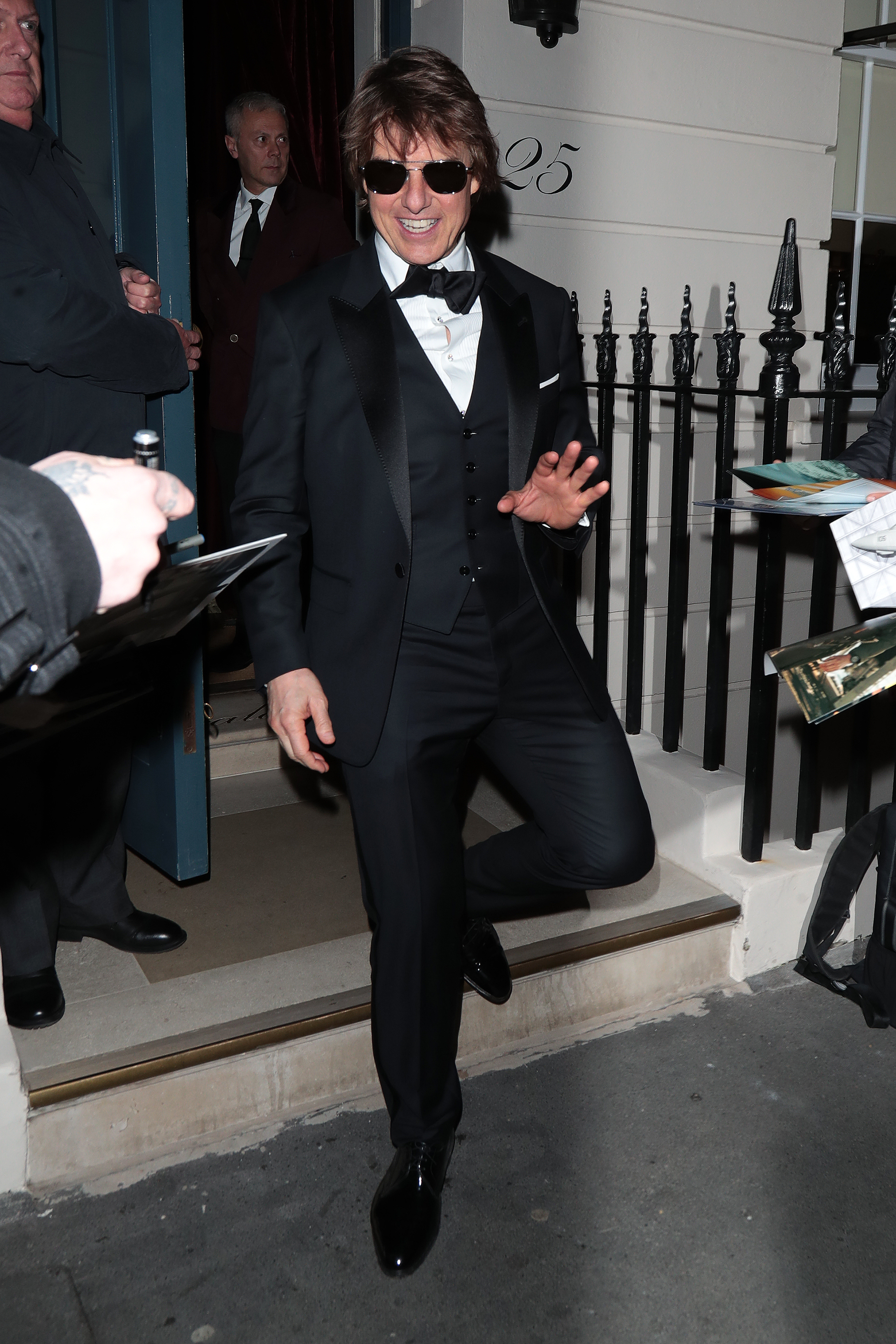 Tom Cruise saliendo de la fiesta del 50 cumpleaños de Victoria Beckham en Oswald's el 20 de abril de 2024 en Londres, Inglaterra | Fuente: Getty Images