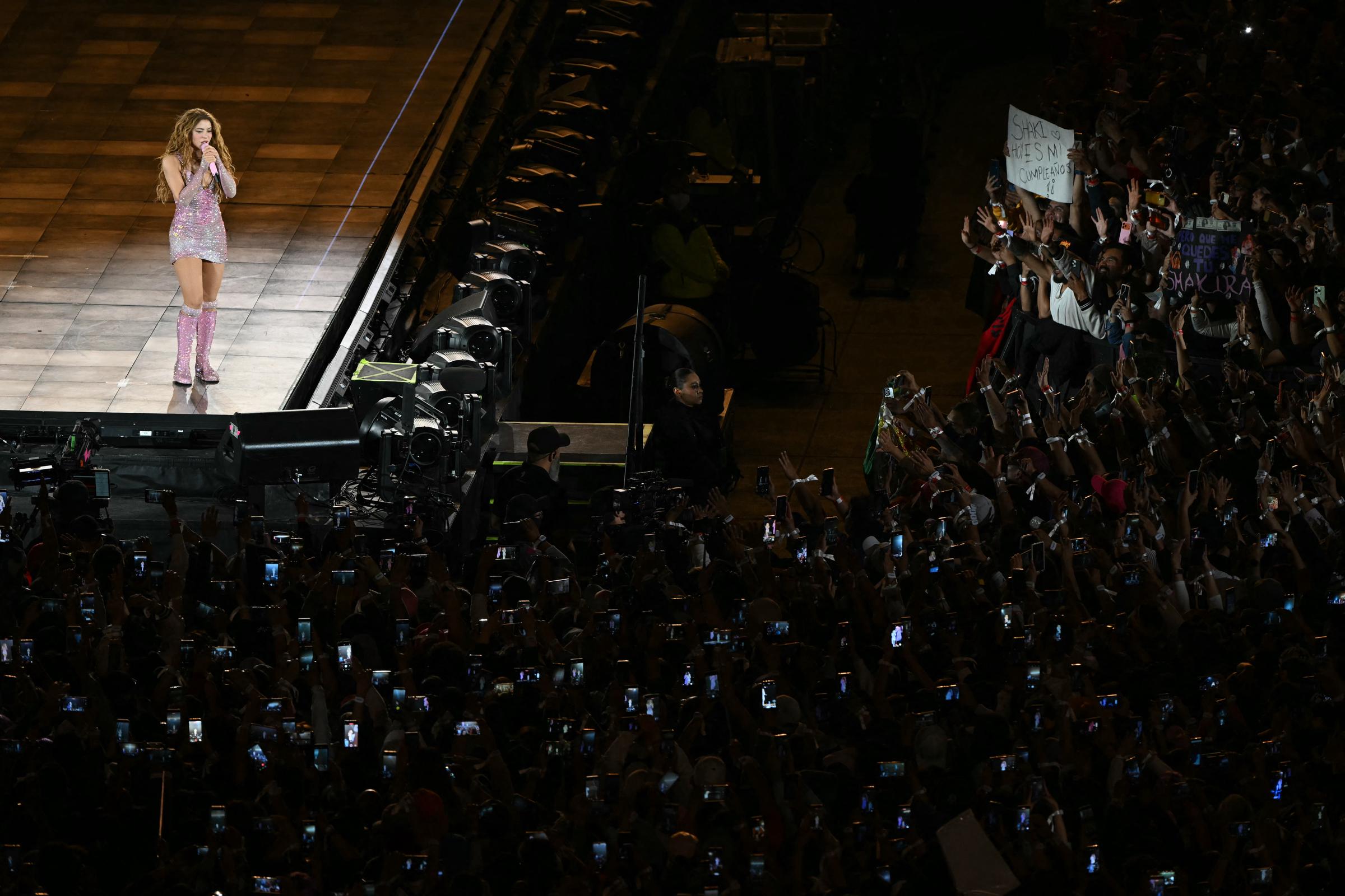 Shakira actúa durante un concierto gratuito en la plaza Zócalo de la Ciudad de México el 1 de marzo de 2026. | Fuente: Getty Images